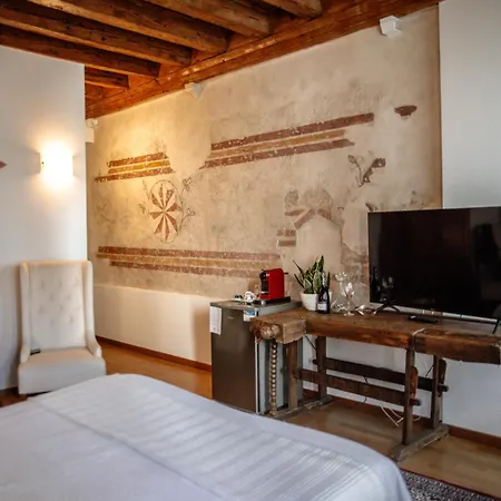 Pietra Di Residenza לינה וארוחת בוקר 4*